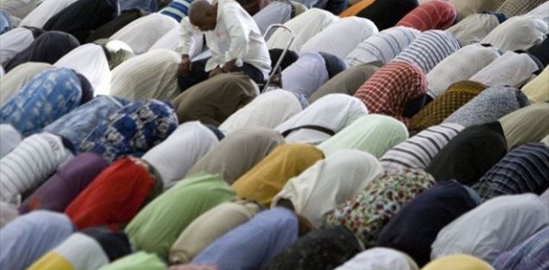 Musulmani-raccolti-in-preghiera-in-una-moschea